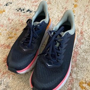 HOKA Clifton 7 running shoes size 7.5
